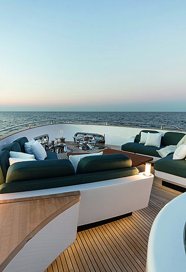 Azimut Grande Magellano 25/01 yacht deck