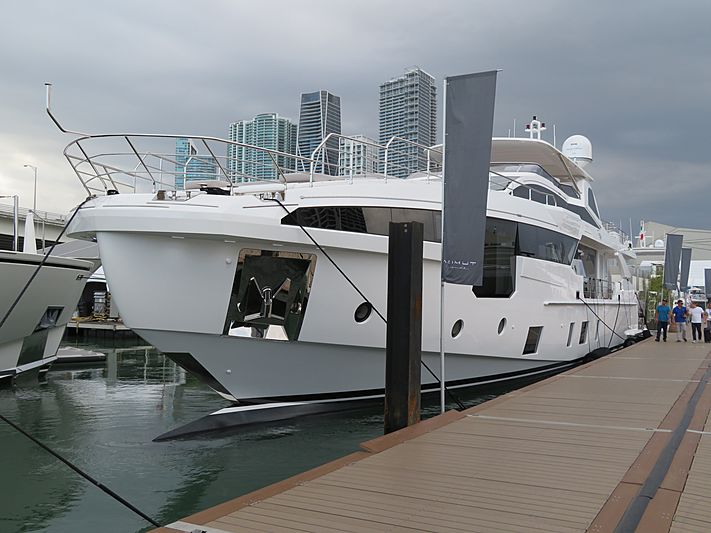Azimut Grande 32/16 yacht at Miami Yacht Show 2020