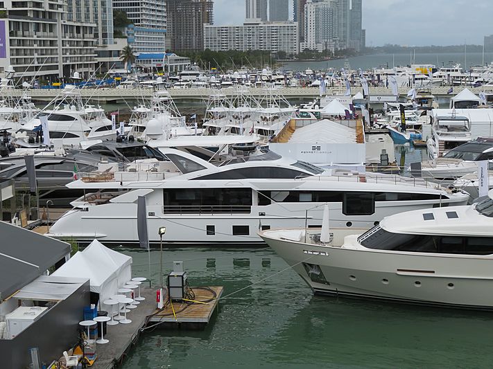 Azimut Grande 32/16 yacht at Miami Yacht Show 2020
