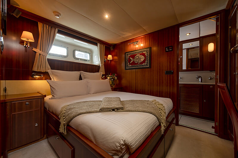 Espiritu Santo yacht stateroom