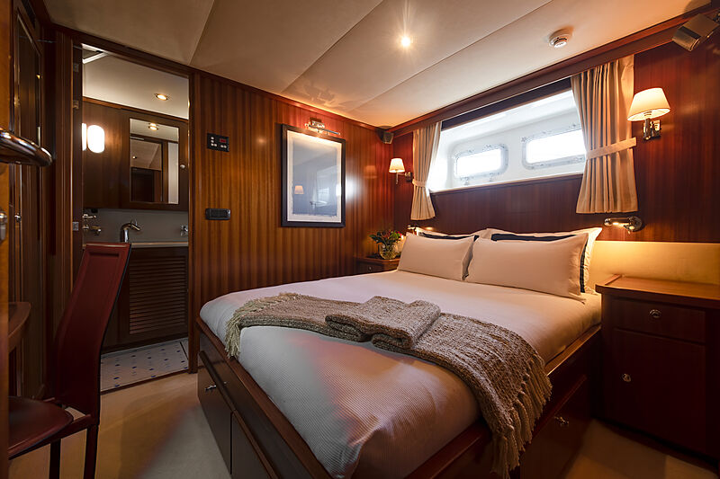 Espiritu Santo yacht stateroom