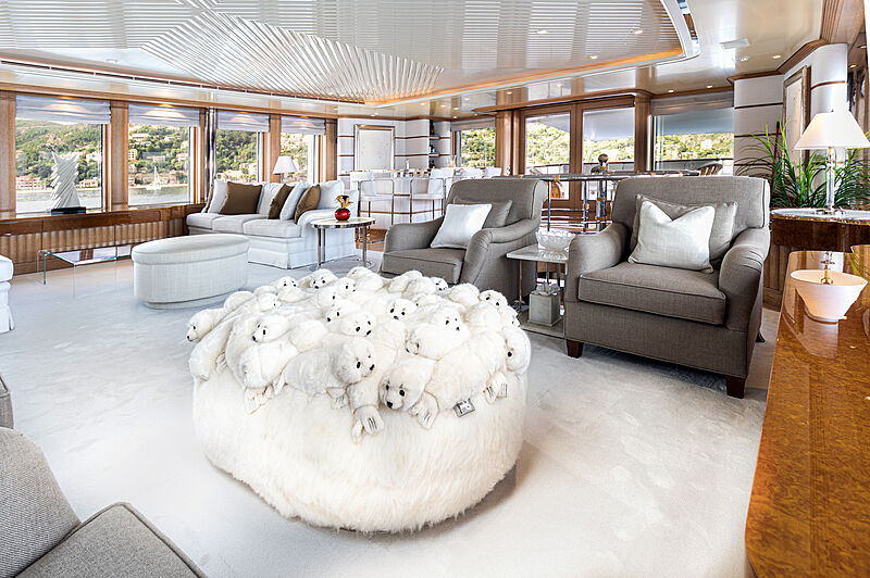 Sea Huntress yacht saloon
