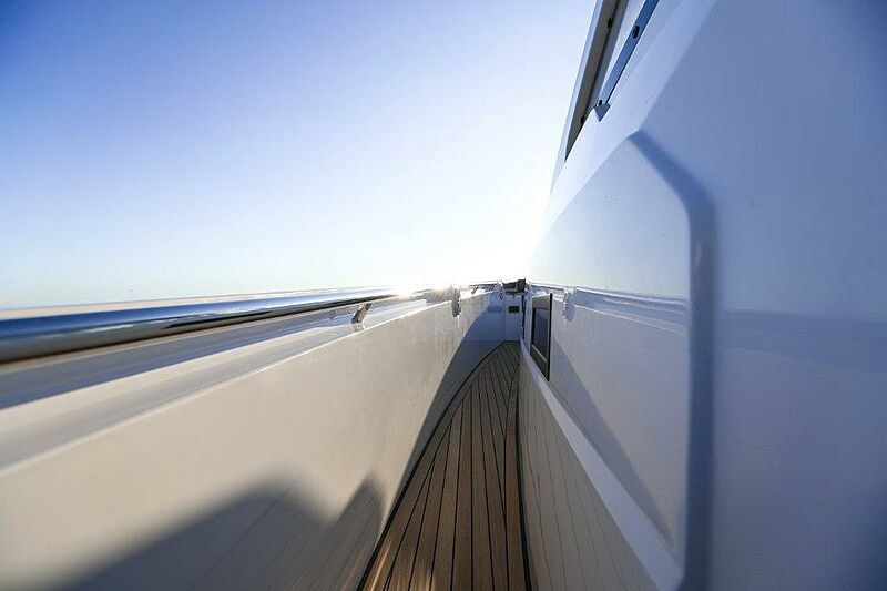 Pirelli 42 tender exterior detail
