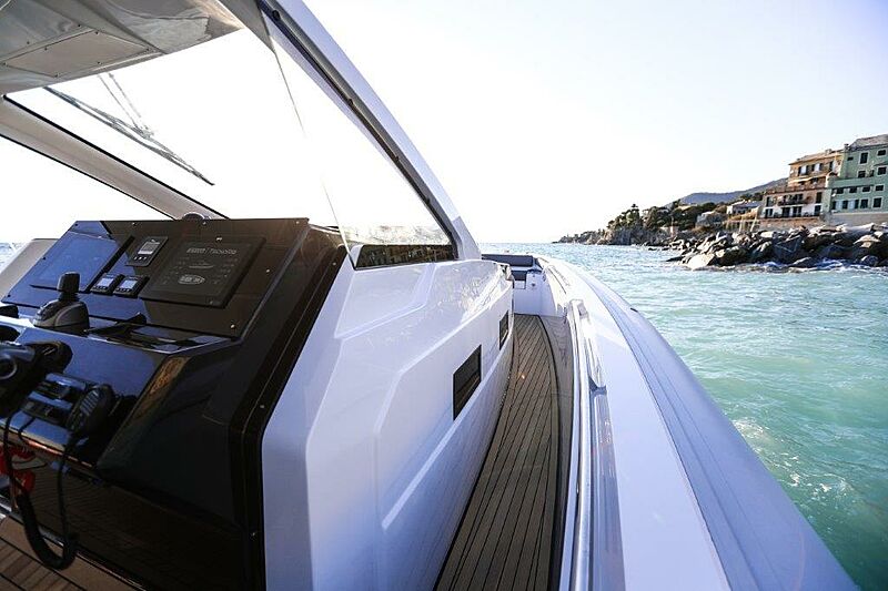 Pirelli 42 tender exterior detail