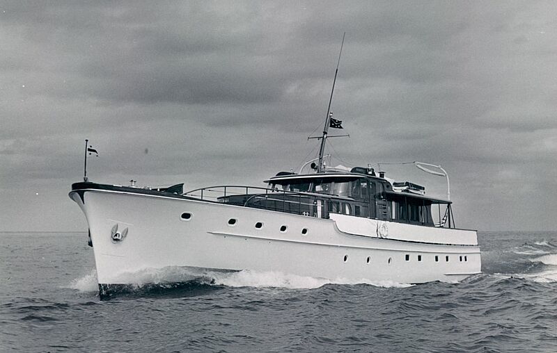Anahita V yacht cruising