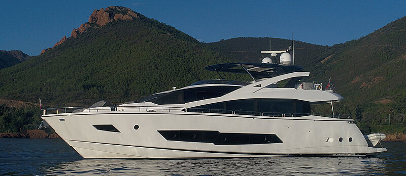 MiBowt yacht anchored