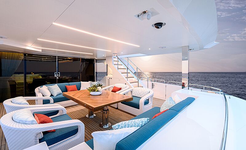 Horizon FD87/16 yacht aft deck