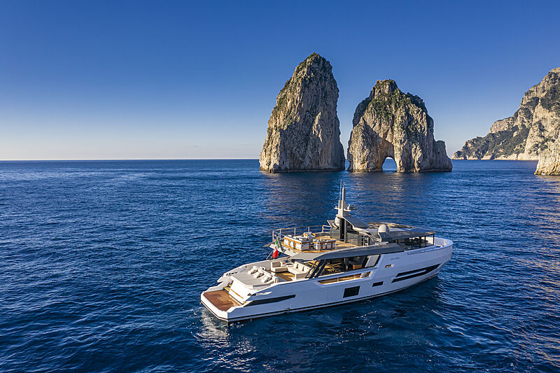 Sherpa XL #02 yacht anchored