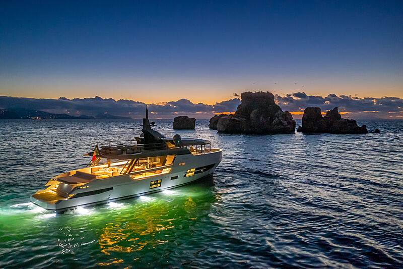 Sherpa XL #02 yacht at night