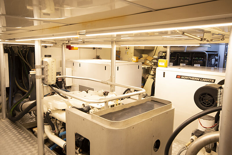 Varsovie yacht engine room