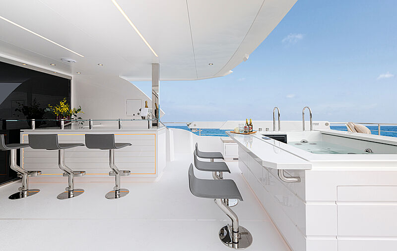 Horizon FD92/17 yacht bridge deck aft