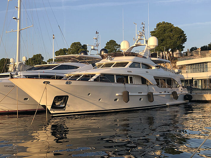 Sogno yacht in marina
