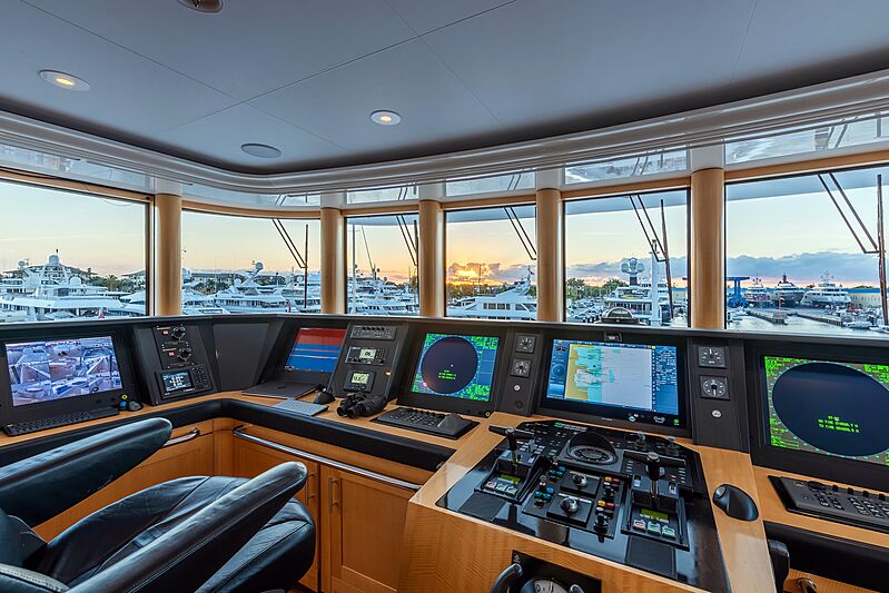Avanti yacht wheelhouse