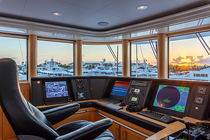Avanti yacht wheelhouse