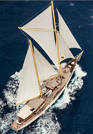 Chronos yacht sailing