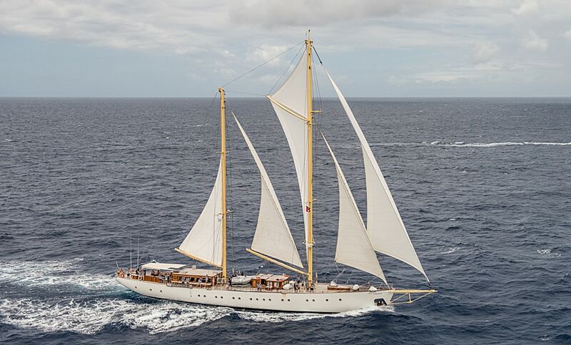 Chronos yacht sailing