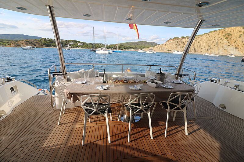 Li-Jor yacht deck dining