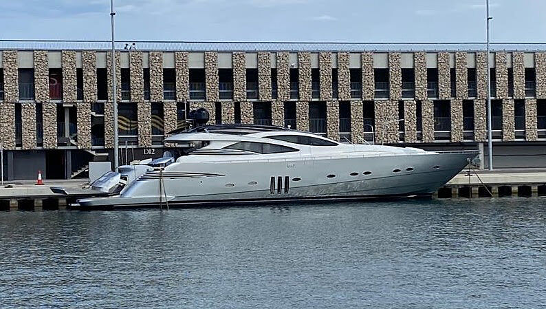 Gigaone yacht exterior