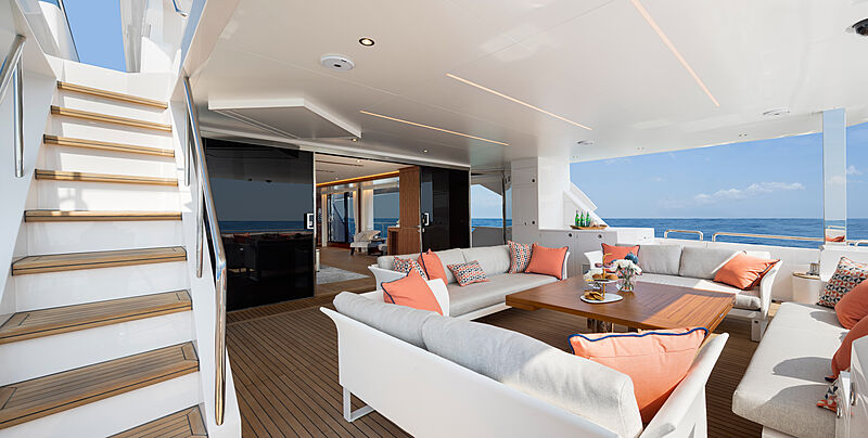 Horizon FD92 Tri Deck/19 yacht aft deck