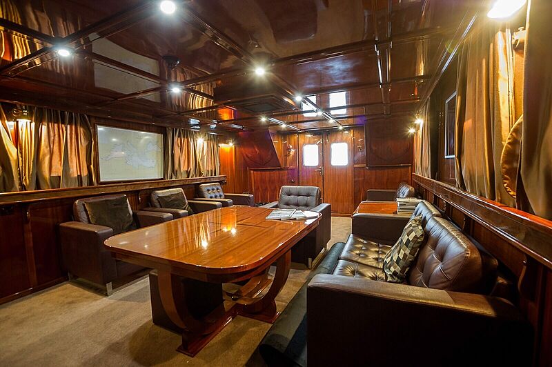 Anna yacht saloon