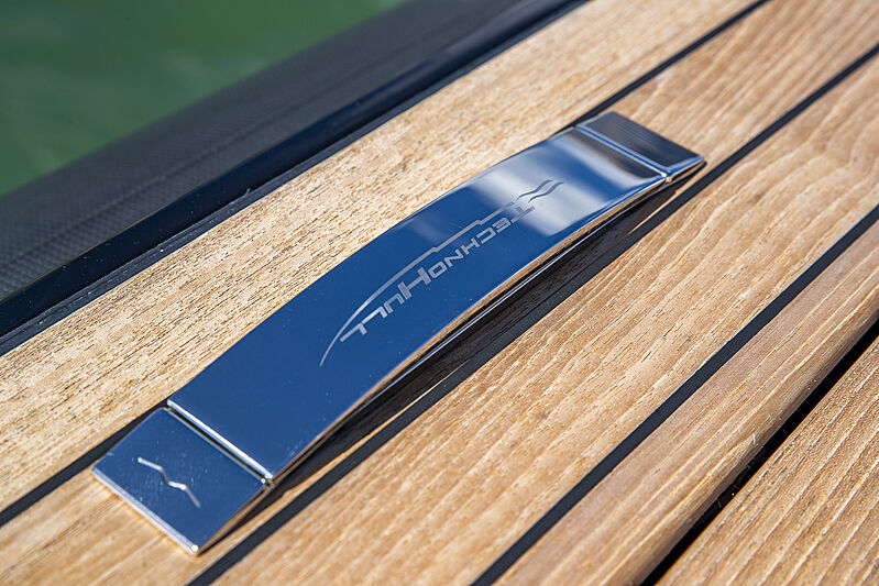 Technohull Omega 47 tender detail