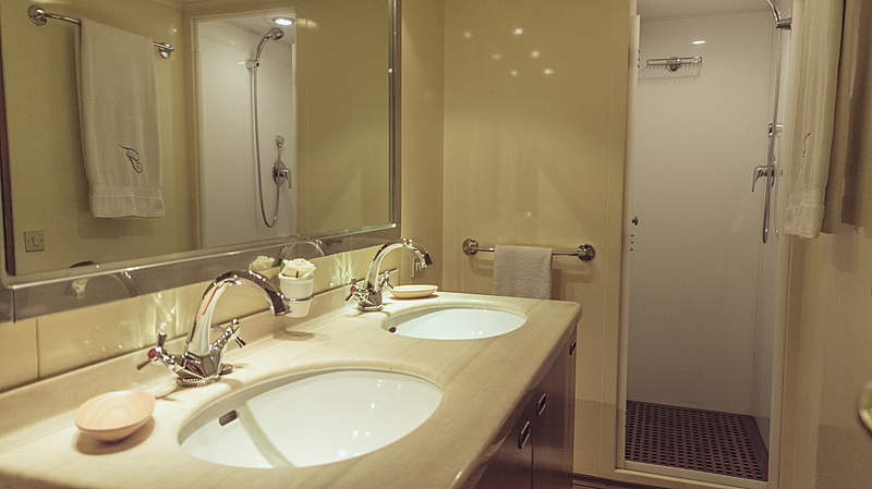Freemont yacht bathroom