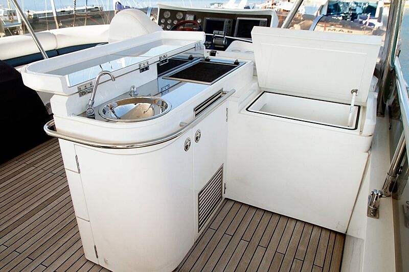 Eris yacht flybridge