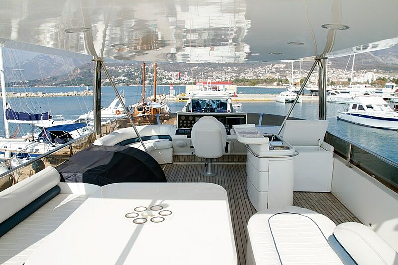 Eris yacht flybridge