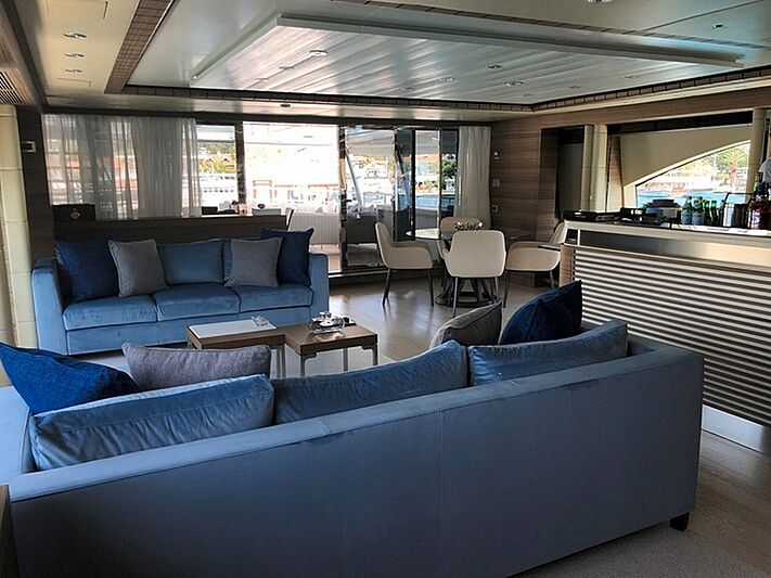 Oryx yacht saloon