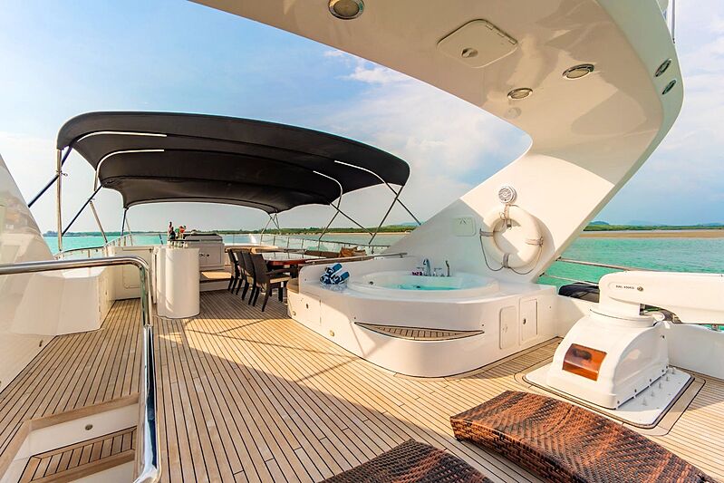 Mia Kai yacht jacuzzi