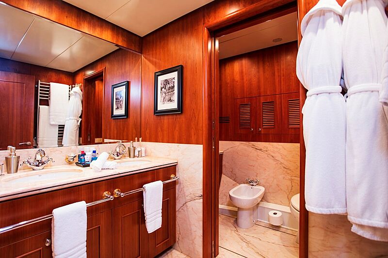 Komokwa yacht bathroom