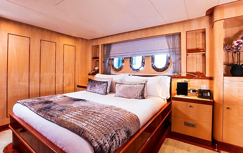 Komokwa yacht stateroom
