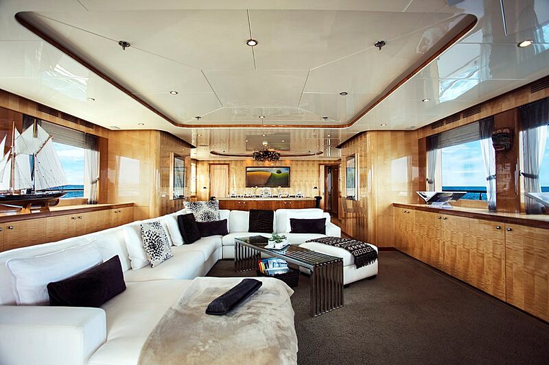 Komokwa yacht saloon