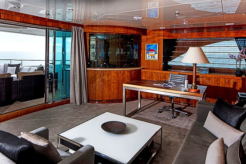 Komokwa yacht saloon