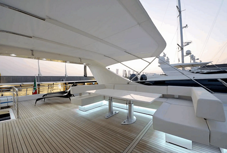 Liberata yacht flybridge