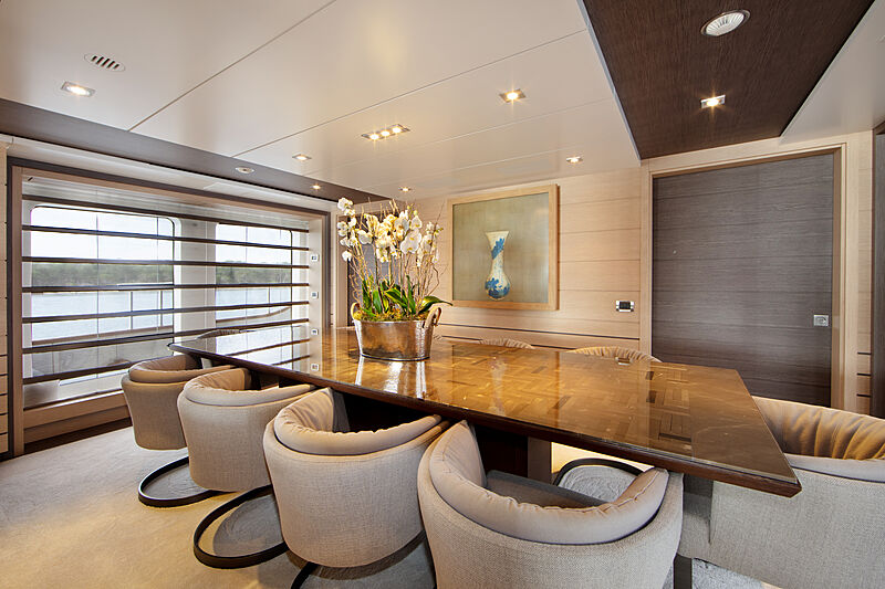 Dyna R yacht dining