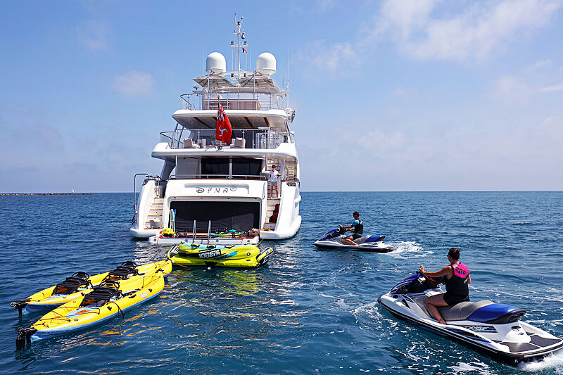 Dyna R yacht with toys