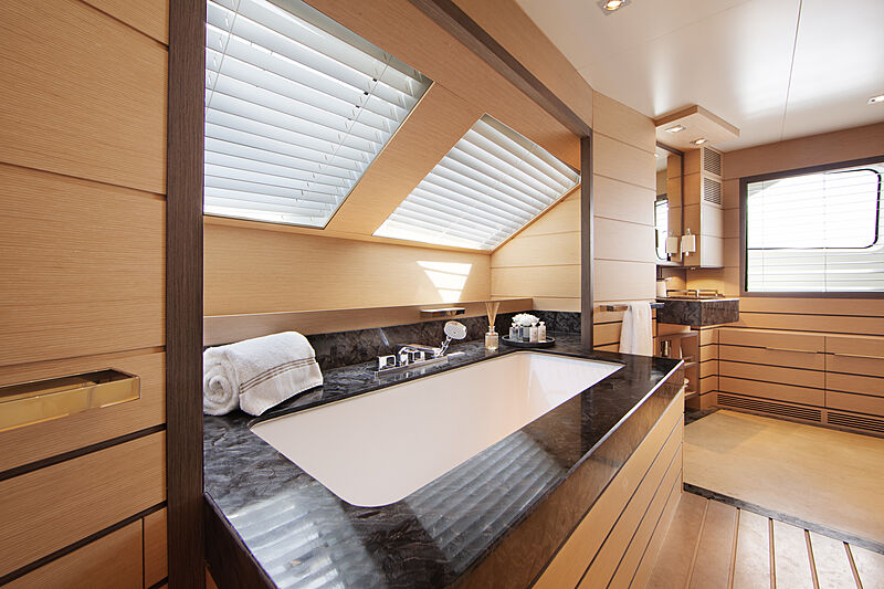 Dyna R yacht master bathroom