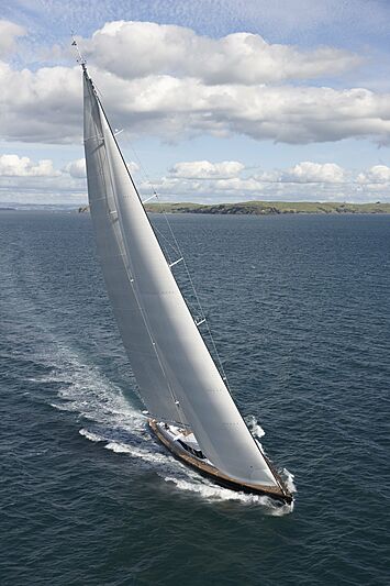 Imagine D yacht cruising