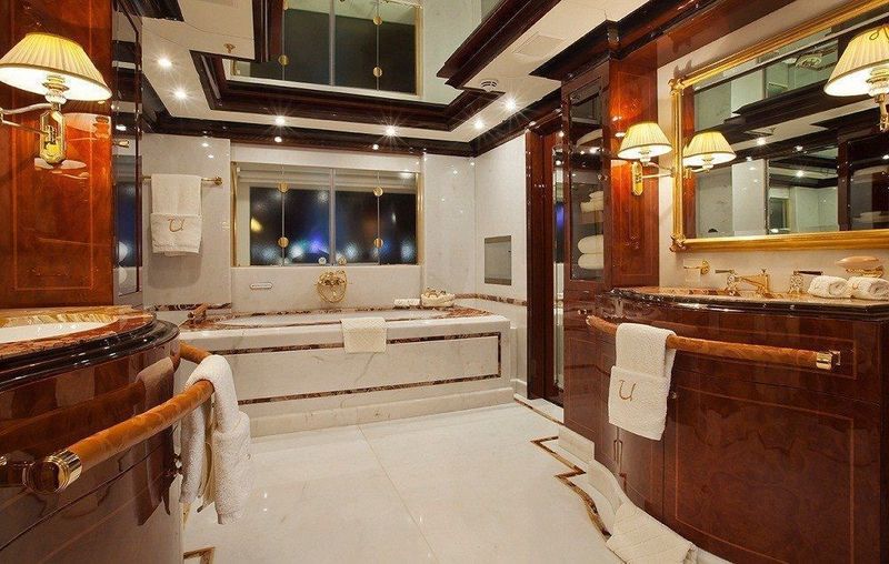 Ulysses owner's bathroom