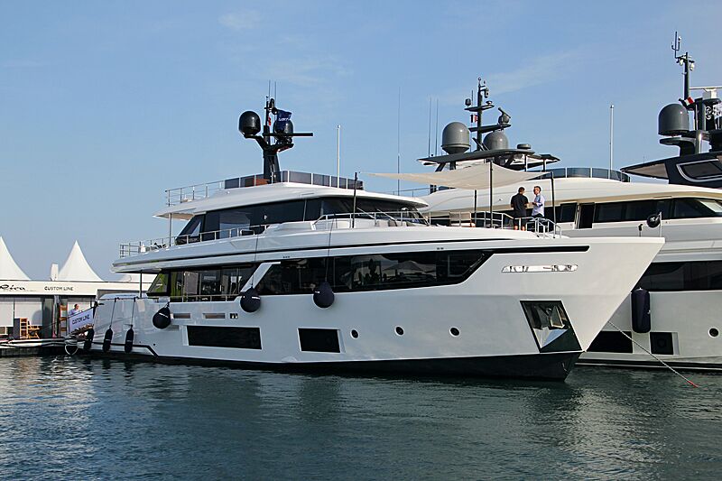 Rozam yacht in Cannes