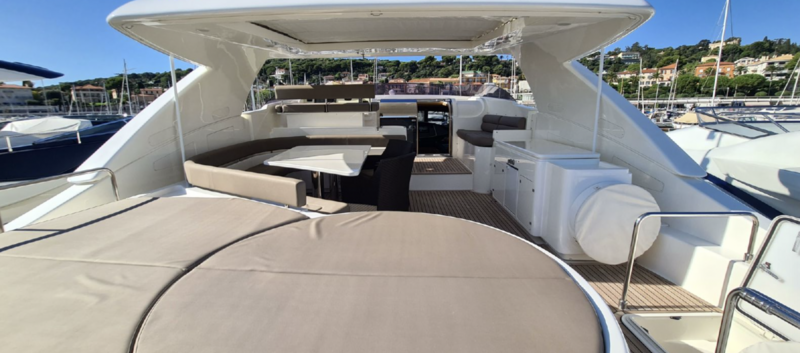 Goneedays III yacht flybridge