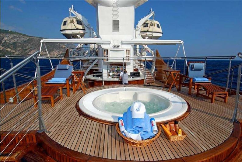 Christina O sundeck and bar