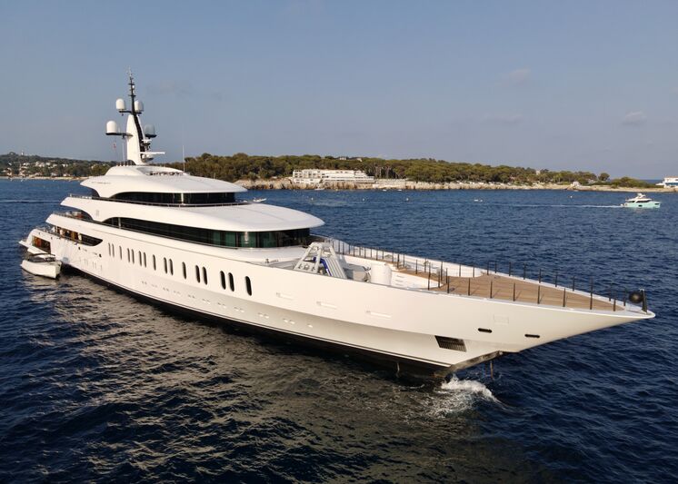 Photo IJE yacht anchored in Antibes SuperYacht Times