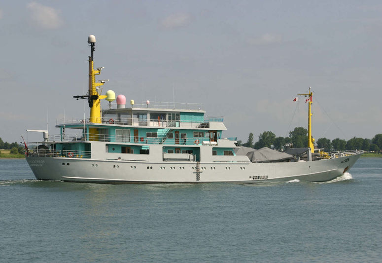 Amazon Express cruising past Verchères