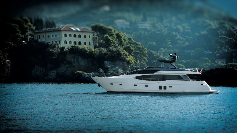 Sanlorenzo SL78 anchored
