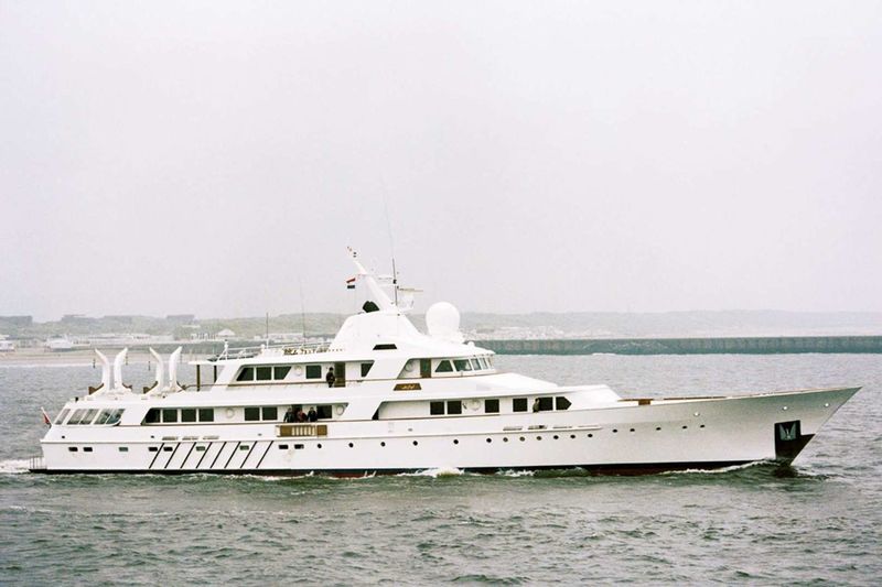 Abu Al Abyadh by Feadship
