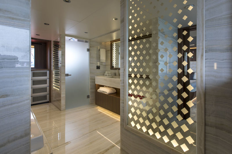 C'est La Vie owner's bathroom