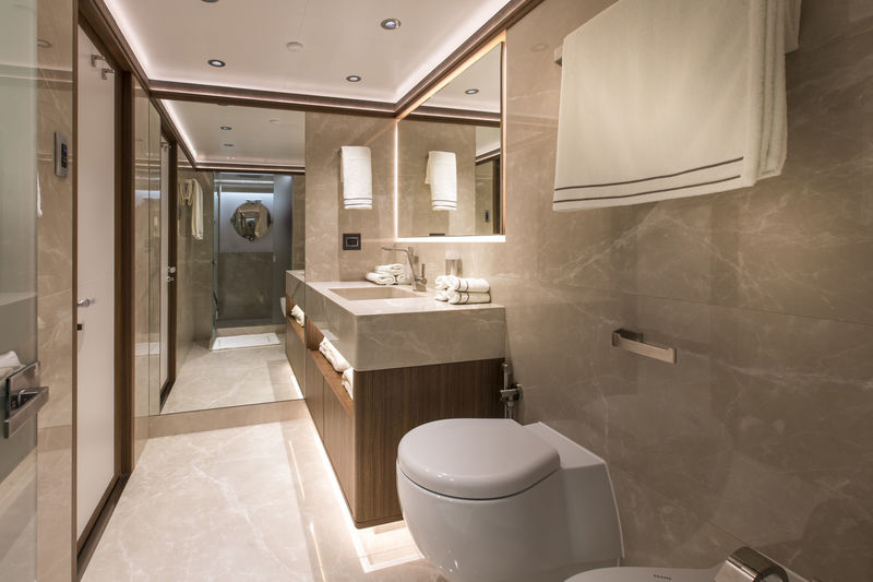 C'est La Vie bathroom