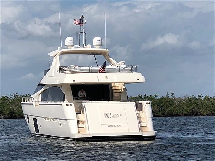 Ferretti 870 Janus Navem
